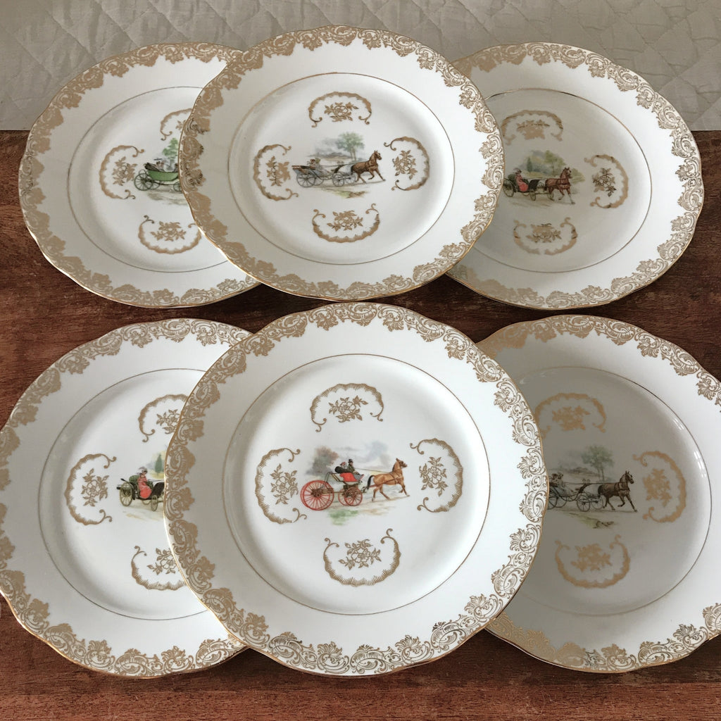 Lot de 6 assiettes plates dorée décor calèche attribué à Porcelaine du Berry par Hello Broc brocante en ligne