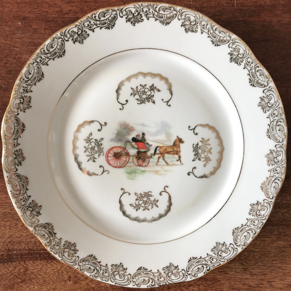 Lot de 6 assiettes plates dorée décor calèche attribué à Porcelaine du Berry par Hello Broc brocante en ligne