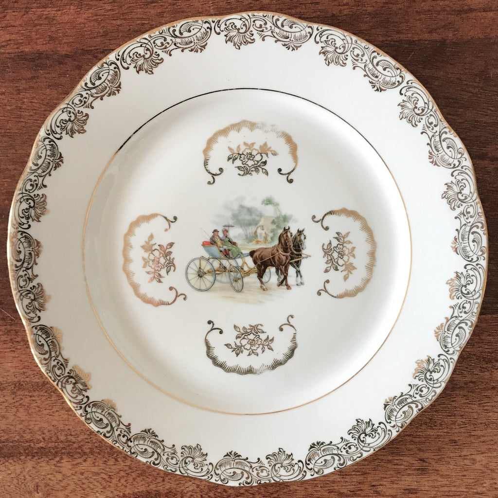 Lot de 6 assiettes plates dorée décor calèche attribué à Porcelaine du Berry par Hello Broc brocante en ligne