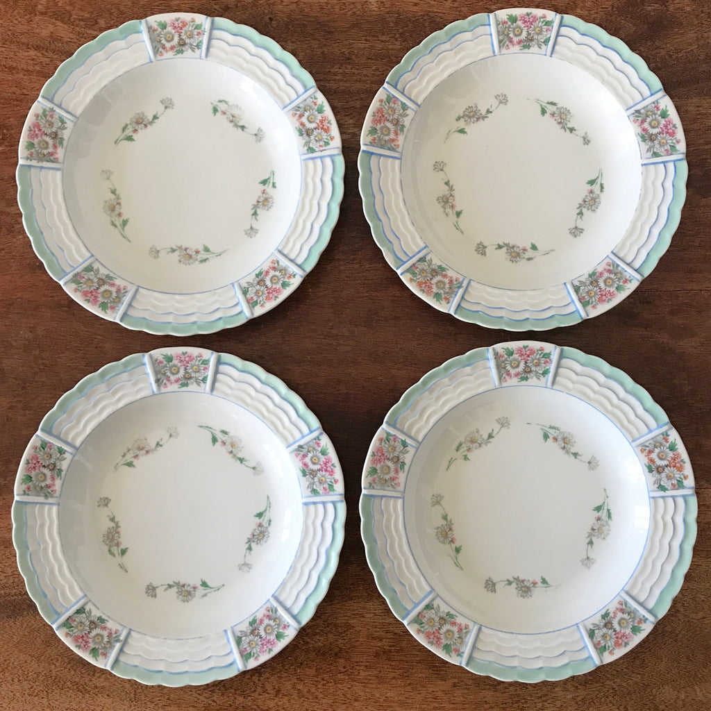 Lot de 4 assiettes creuses en porcelaine de Limoges A. Lanternier décor fleurs, vert et bleu par Hello Broc brocante en ligne