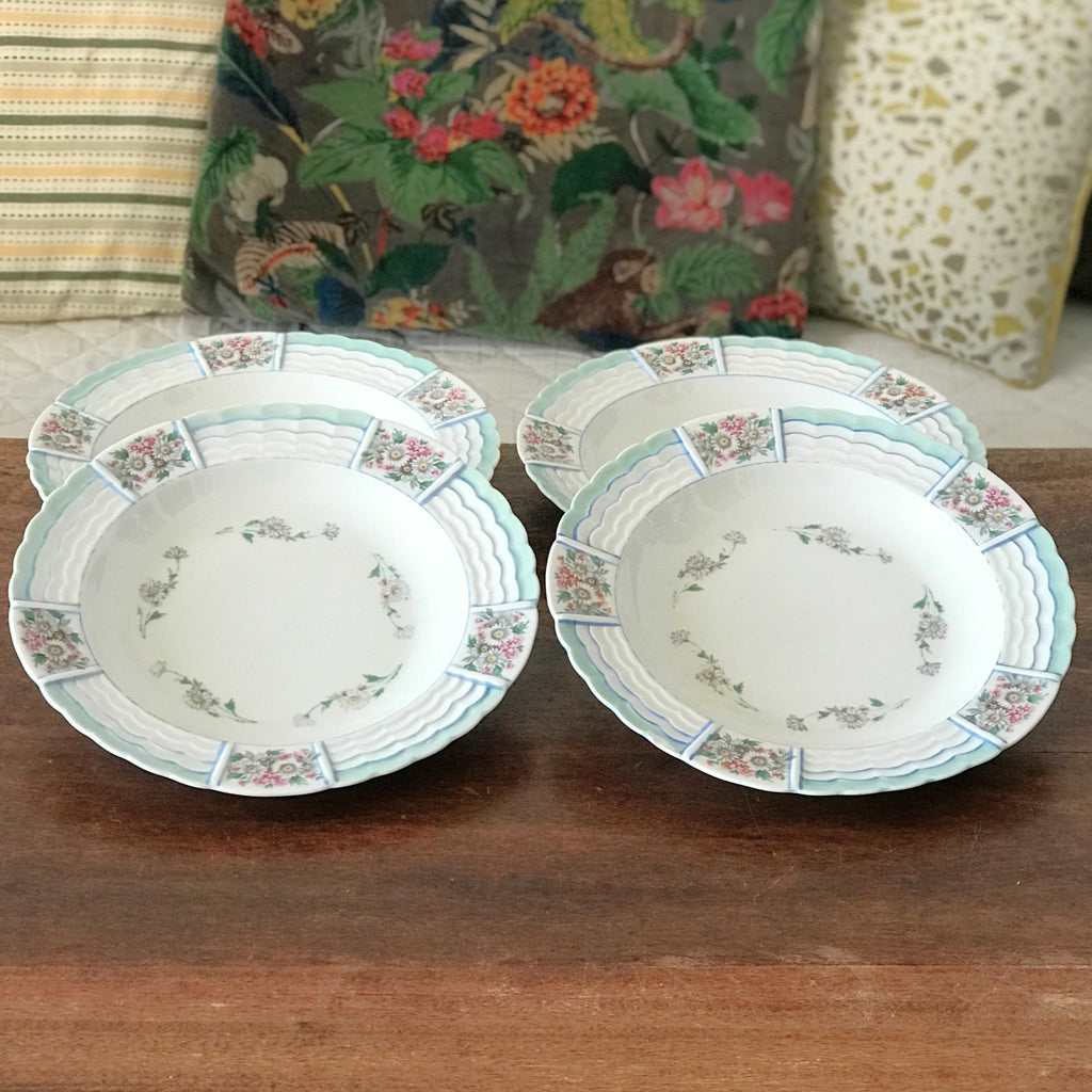 Lot de 4 assiettes creuses en porcelaine de Limoges A. Lanternier décor fleurs, vert et bleu par Hello Broc brocante en ligne
