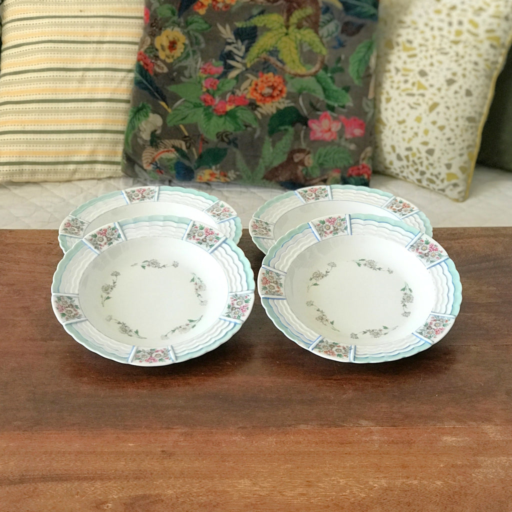 Lot de 4 assiettes creuses en porcelaine de Limoges A. Lanternier décor fleurs, vert et bleu par Hello Broc brocante en ligne