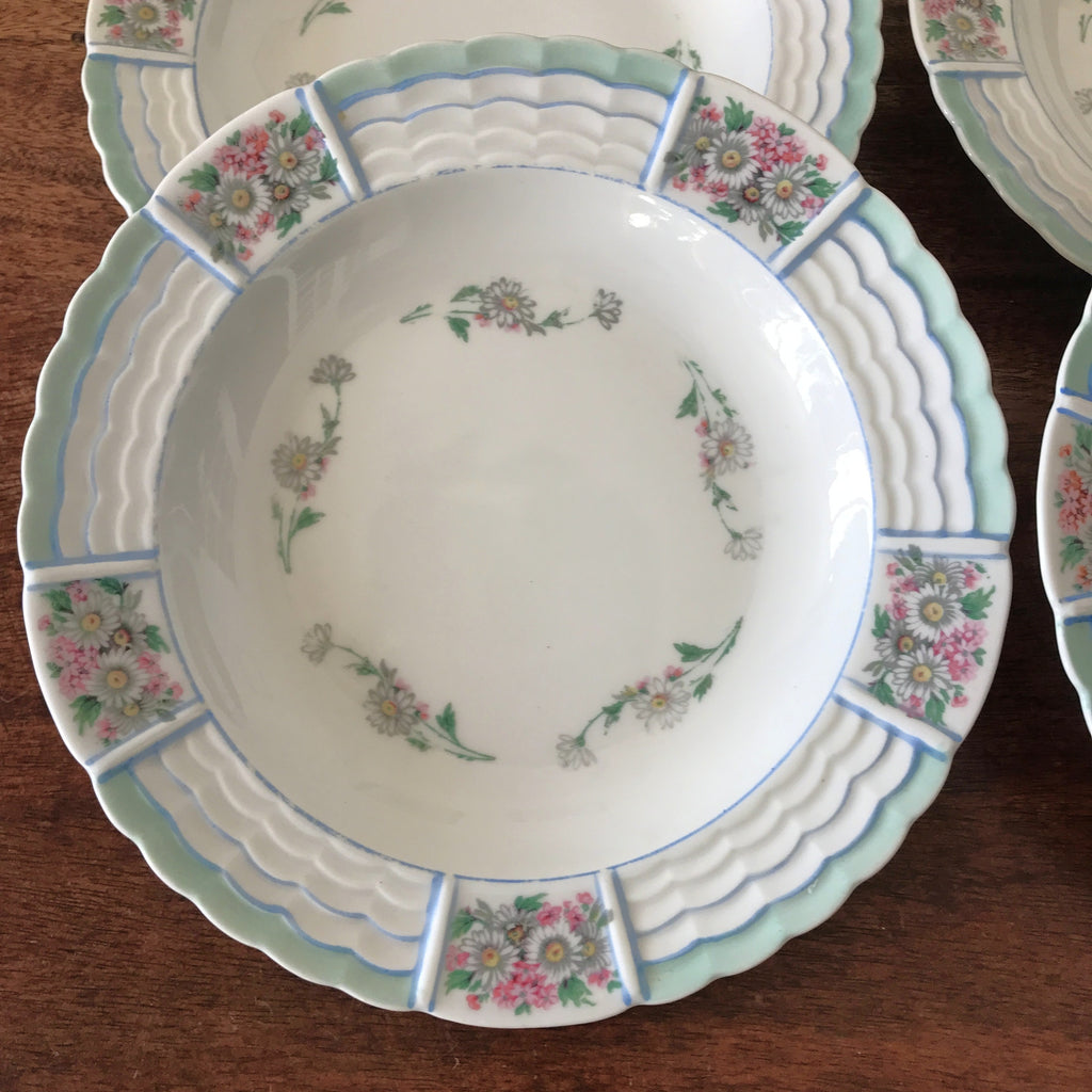 Lot de 4 assiettes creuses en porcelaine de Limoges A. Lanternier décor fleurs, vert et bleu par Hello Broc brocante en ligne