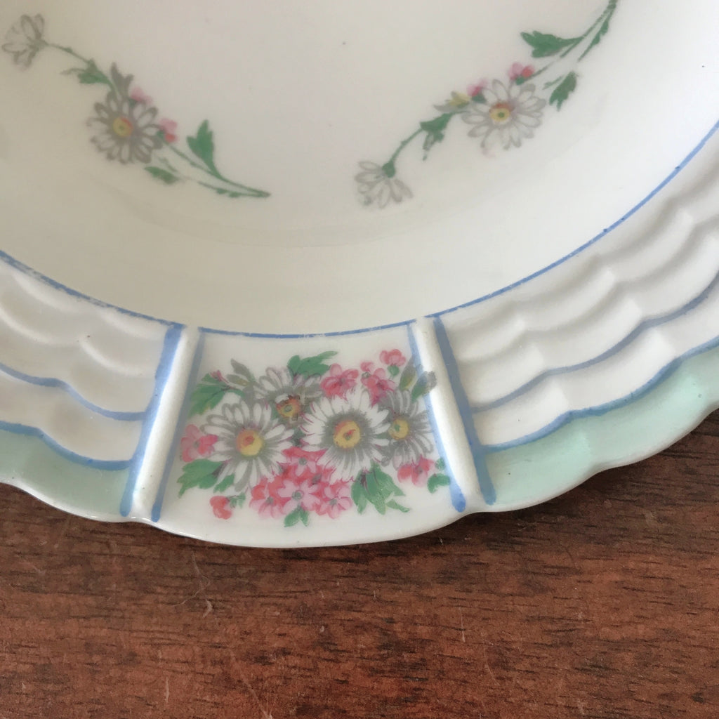 Lot de 4 assiettes creuses en porcelaine de Limoges A. Lanternier décor fleurs, vert et bleu par Hello Broc brocante en ligne
