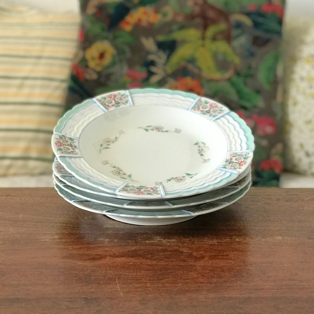 Lot de 4 assiettes creuses en porcelaine de Limoges A. Lanternier décor fleurs, vert et bleu par Hello Broc brocante en ligne