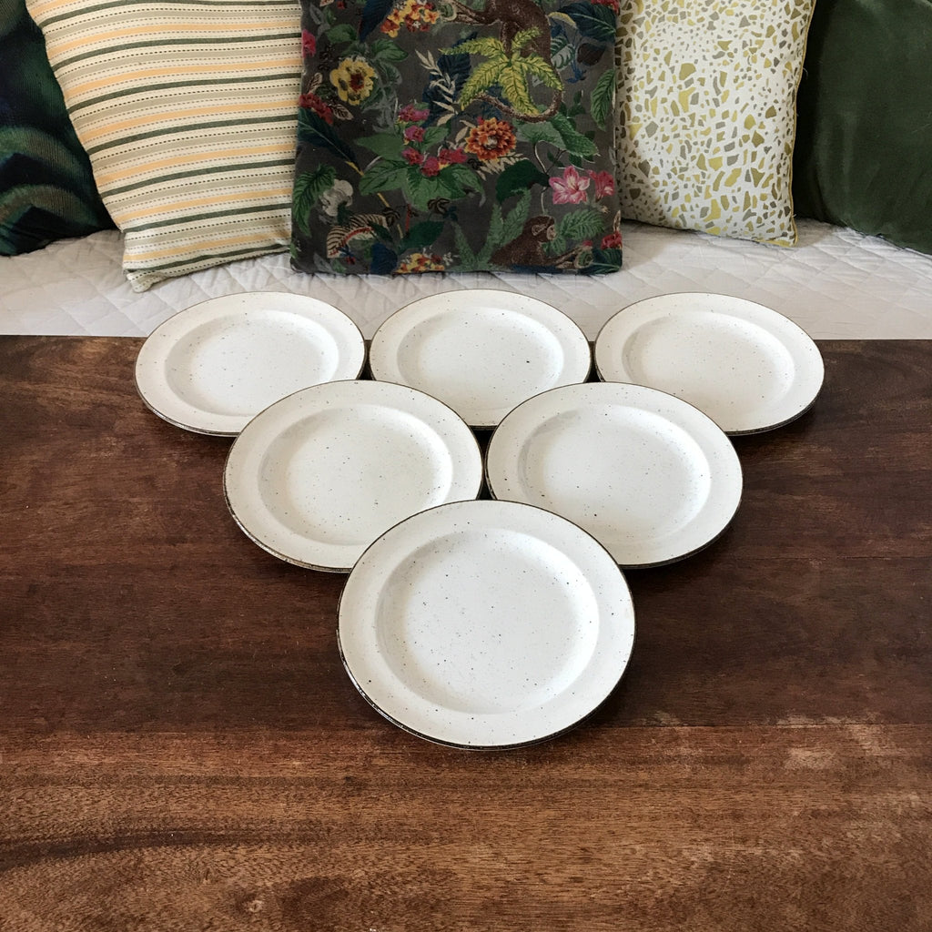 Lot de 6 assiettes à dessert en faïence à l'effet moucheté fabriquées en Angleterre par Hello Broc brocante en ligne