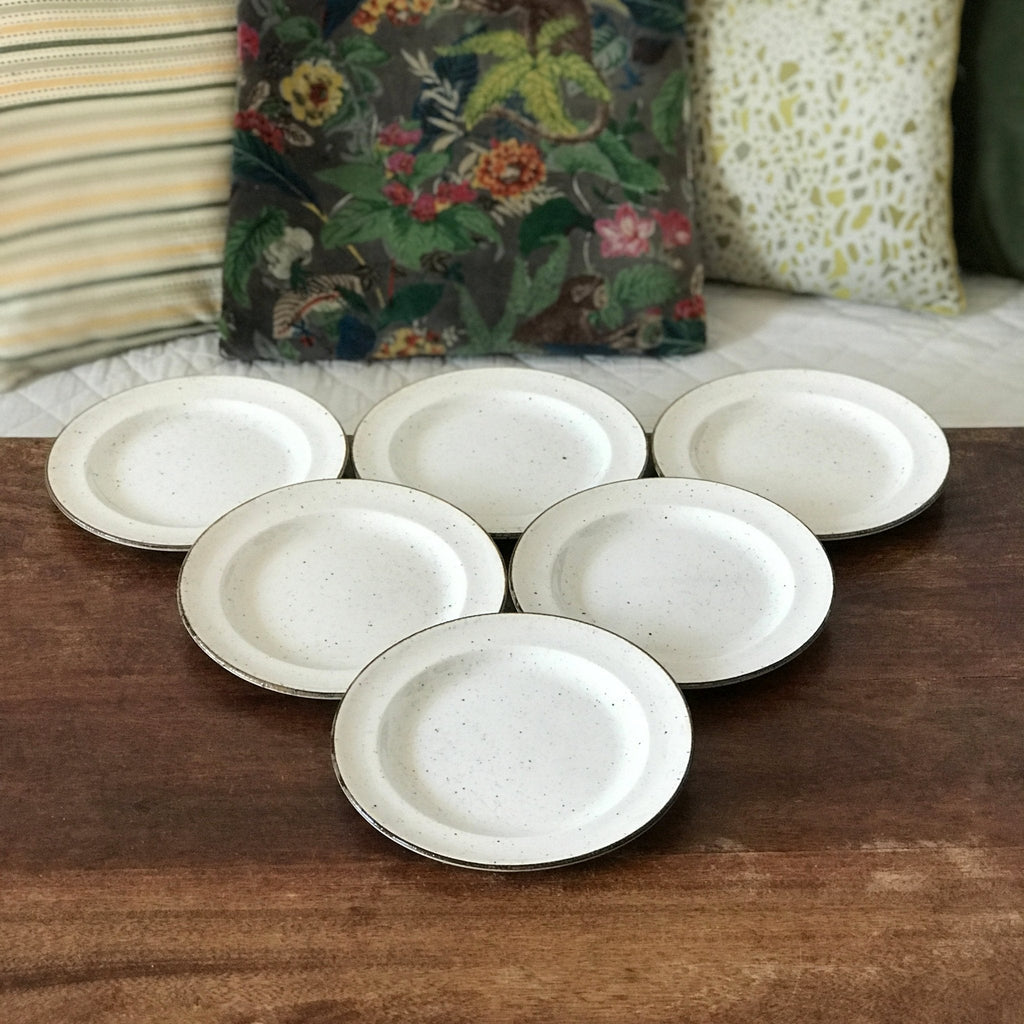 Lot de 6 assiettes à dessert en faïence à l'effet moucheté fabriquées en Angleterre par Hello Broc brocante en ligne
