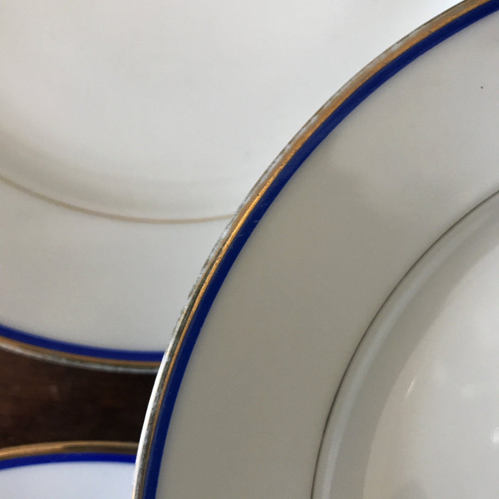 Lot de 5 assiettes à dessert en porcelaine blanche liserés doré et bleu UML France diamètre de 20,5 cm par Hello Broc brocante en ligne