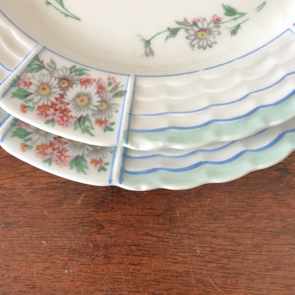 Lot de 5 assiettes à entremets ou à fromage en porcelaine de Limoges Lanternier décor bleu et fleuri diamètre de 22,5 cm par Hello Broc brocante en ligne