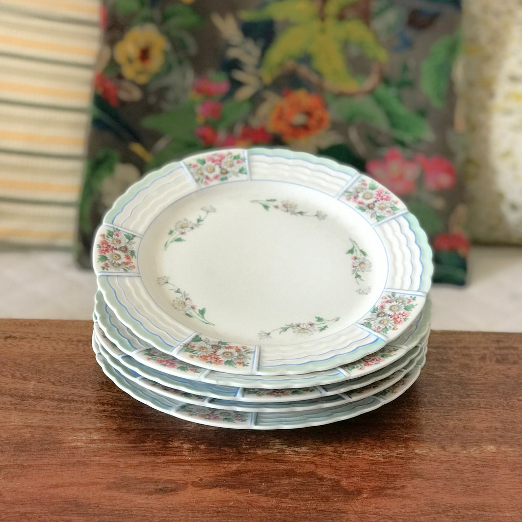 Lot de 5 assiettes à entremets ou à fromage en porcelaine de Limoges Lanternier décor bleu et fleuri diamètre de 22,5 cm par Hello Broc brocante en ligne