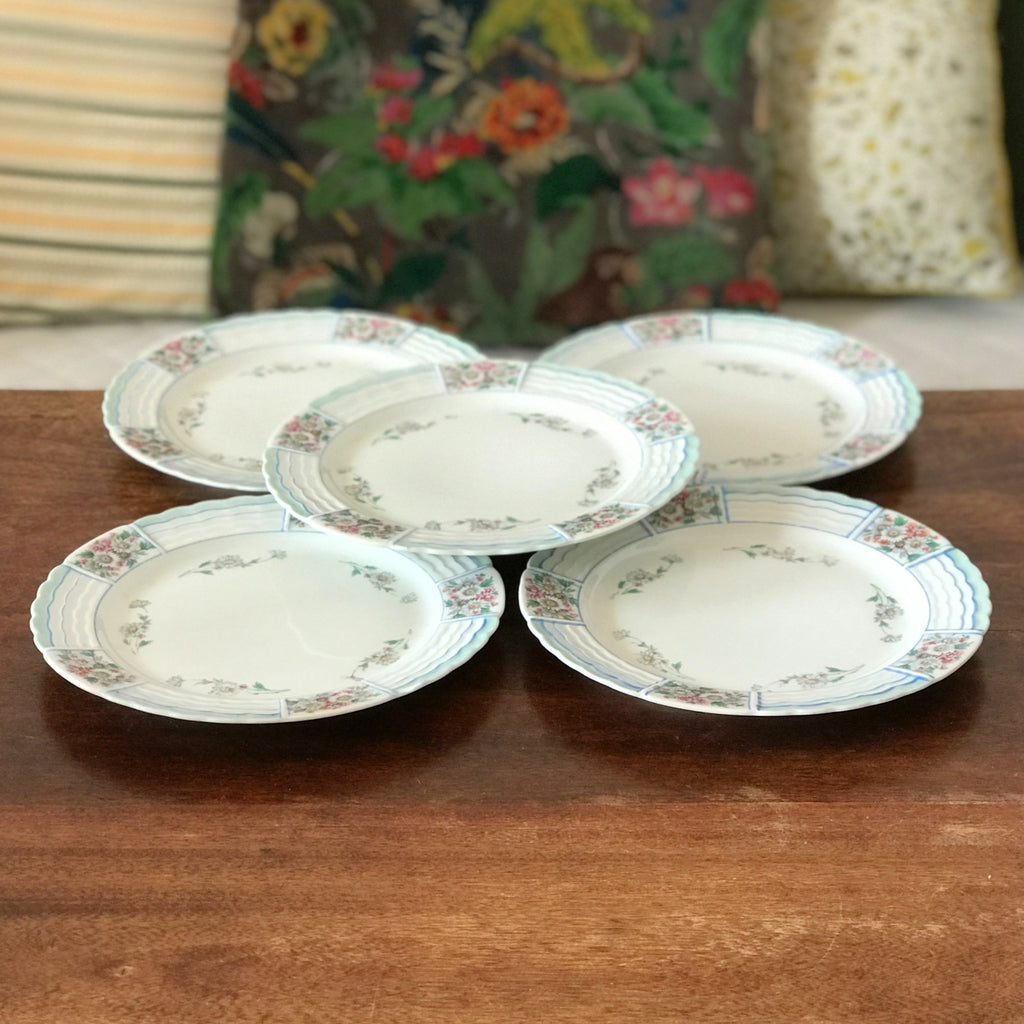 Lot de 5 assiettes à entremets ou à fromage en porcelaine de Limoges Lanternier décor bleu et fleuri diamètre de 22,5 cm par Hello Broc brocante en ligne