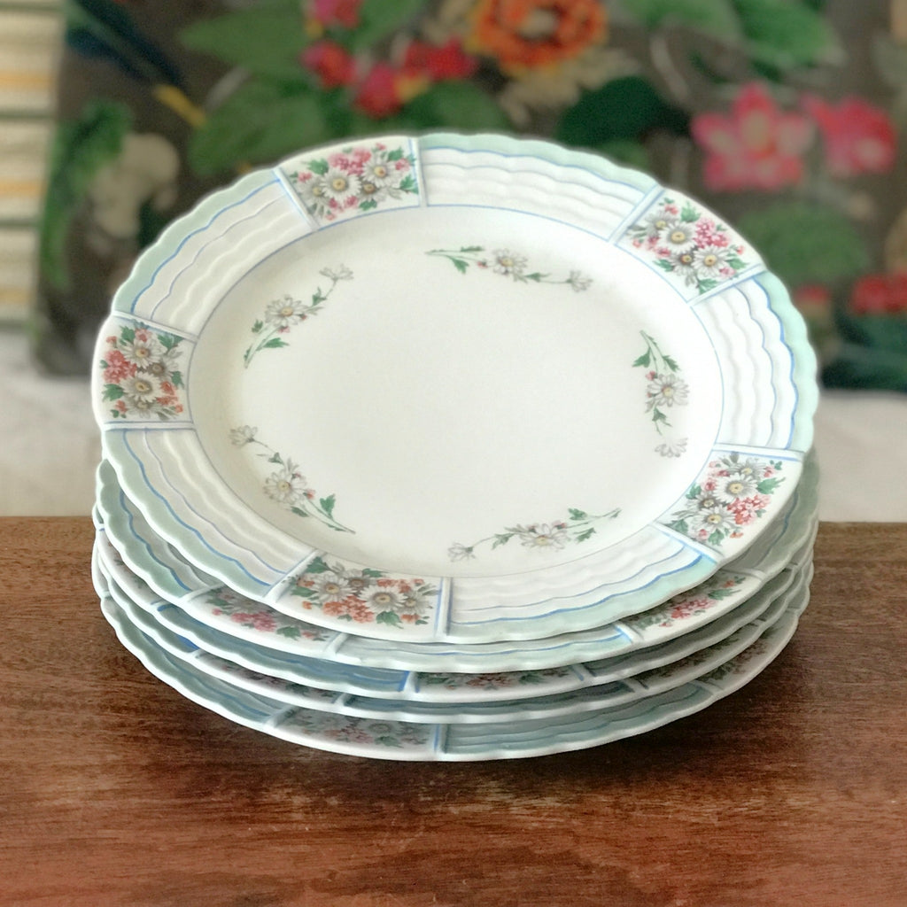 Lot de 5 assiettes à entremets ou à fromage en porcelaine de Limoges Lanternier décor bleu et fleuri diamètre de 22,5 cm par Hello Broc brocante en ligne