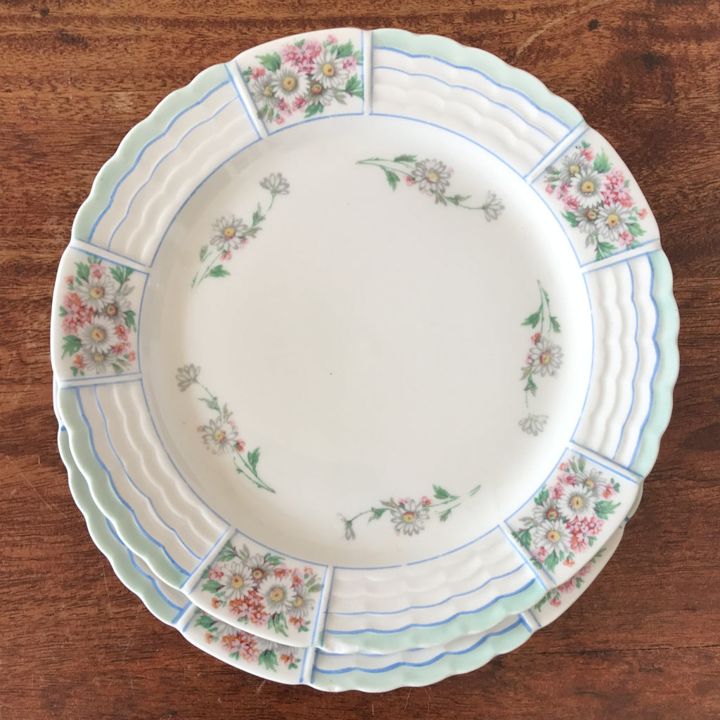 Lot de 5 assiettes à entremets ou à fromage en porcelaine de Limoges Lanternier décor bleu et fleuri diamètre de 22,5 cm par Hello Broc brocante en ligne