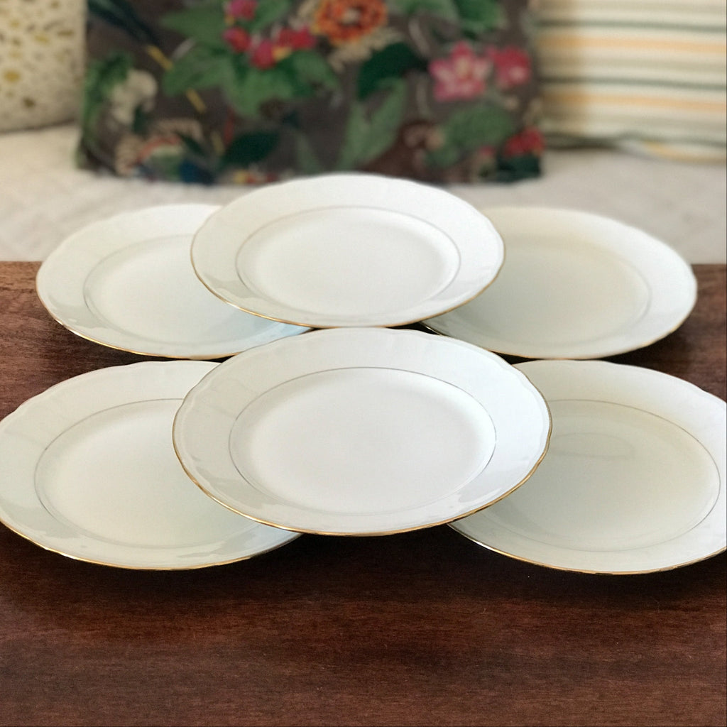 Lot de 6 assiettes à dessert blanches avec liserés dorés en porcelaine du Berry diamètre de 18 cm par Hello Broc brocante en ligne