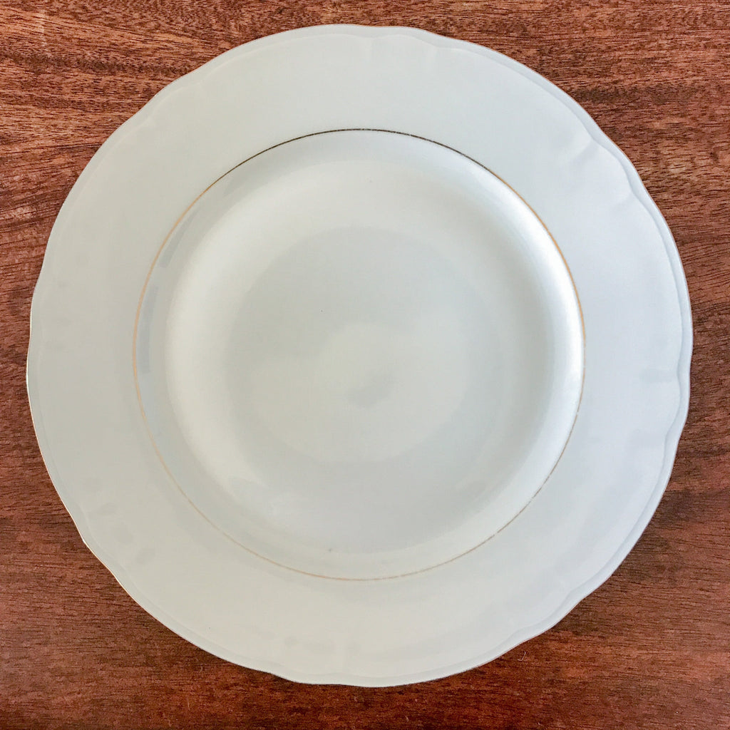 Lot de 6 assiettes à dessert blanches avec liserés dorés en porcelaine du Berry diamètre de 18 cm par Hello Broc brocante en ligne