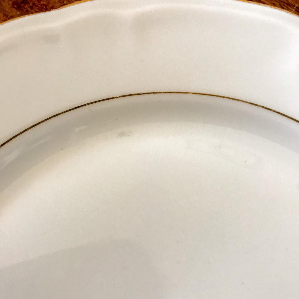 Lot de 6 assiettes à dessert blanches avec liserés dorés en porcelaine du Berry diamètre de 18 cm par Hello Broc brocante en ligne