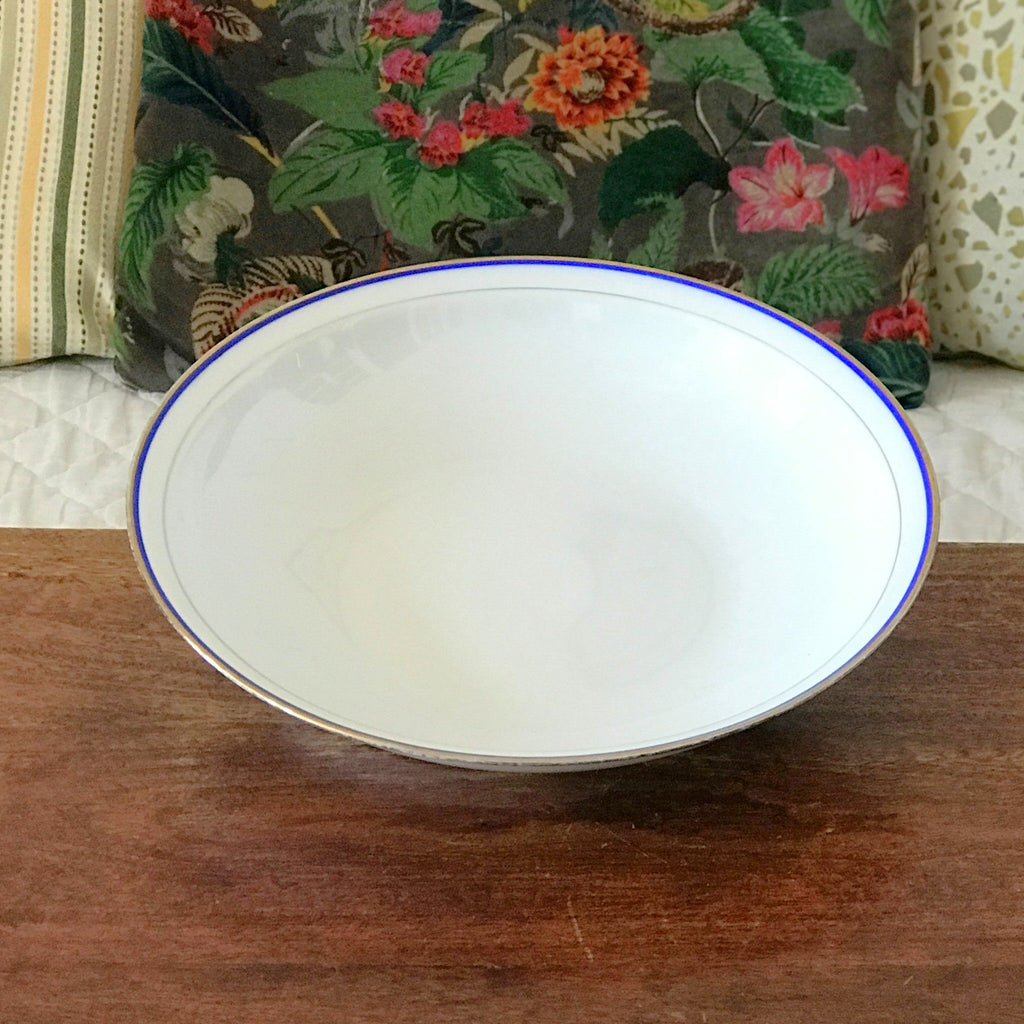 Plat de service rond et creux en porcelaine blanche liserés doré et bleu UML France par Hello Broc brocante en ligne