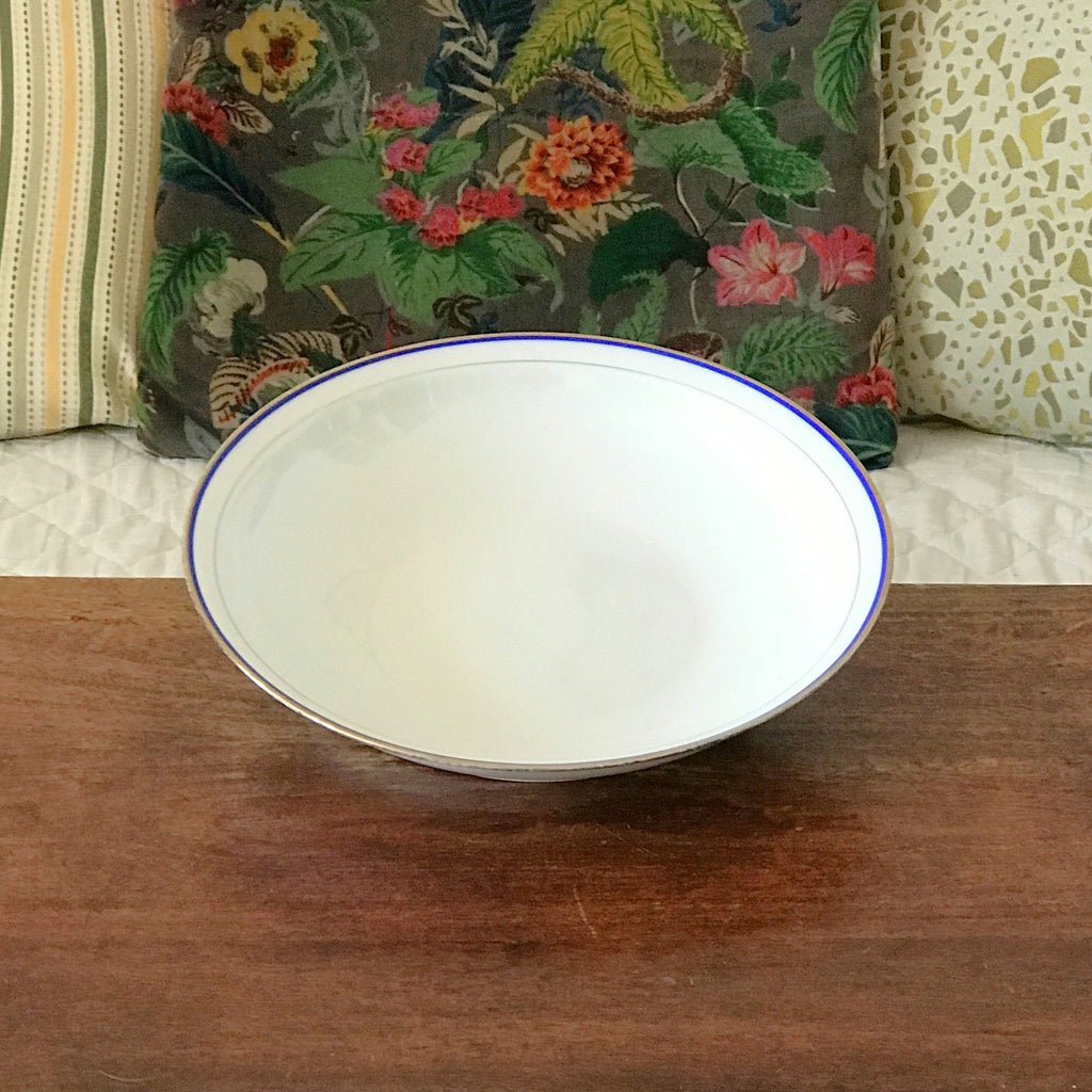 Plat de service rond et creux en porcelaine blanche liserés doré et bleu UML France par Hello Broc brocante en ligne