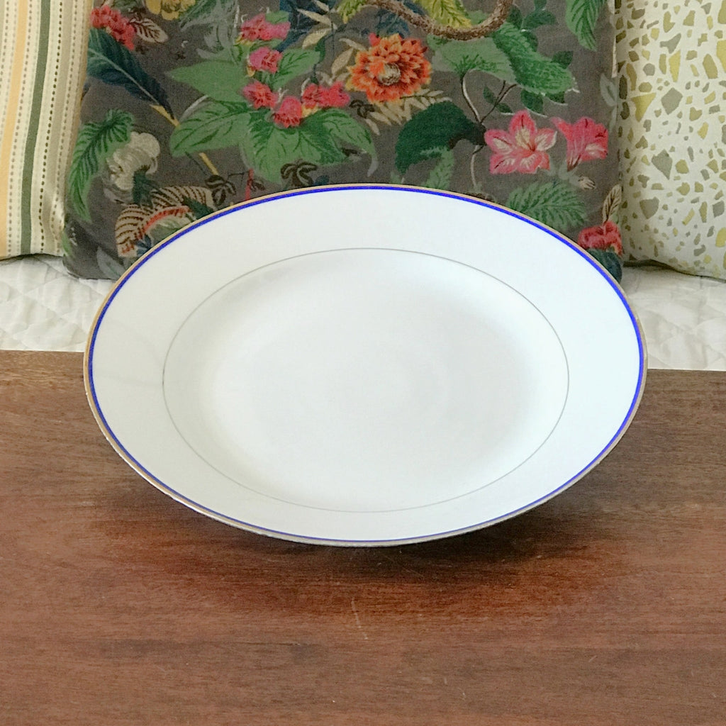 Plat de service rond et plat en porcelaine blanche liserés doré et bleu UML France diamètre de 28 cm par Hello Broc brocante en ligne