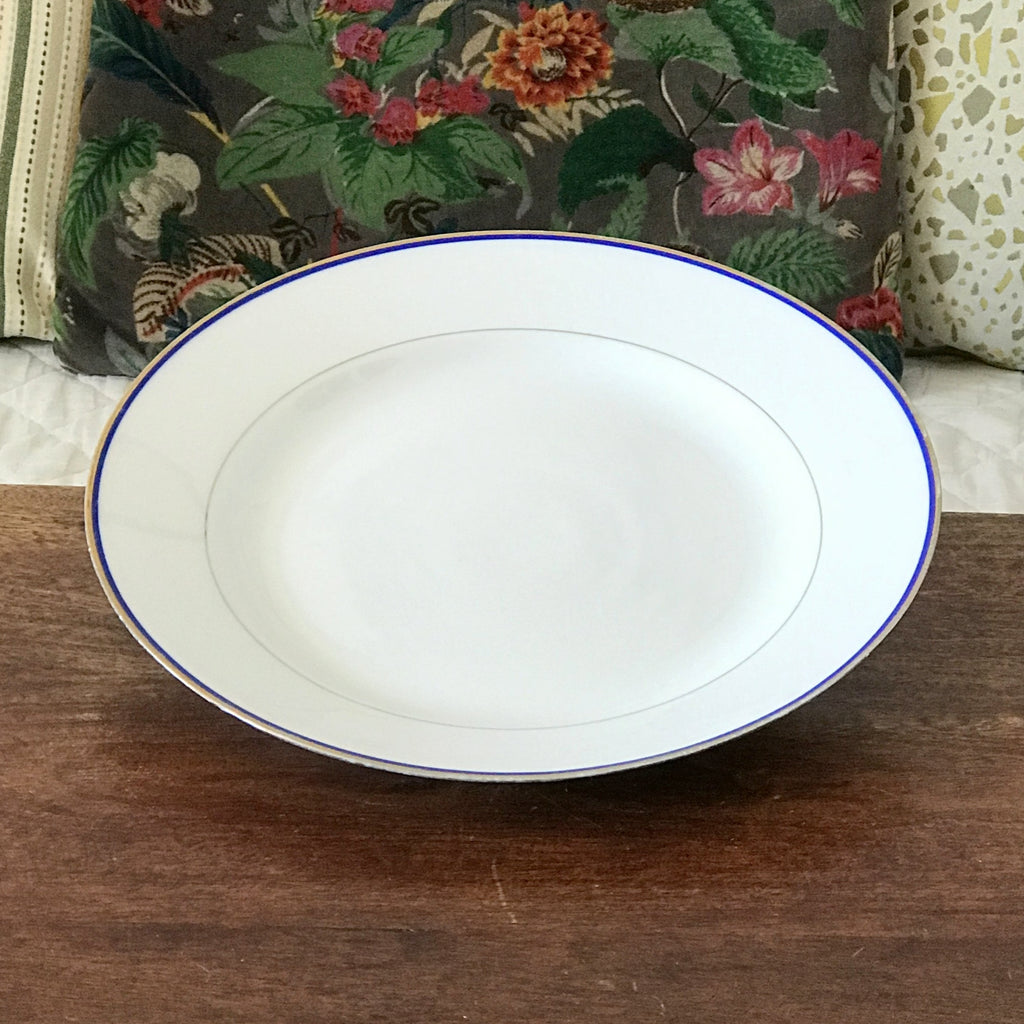 Plat de service rond et plat en porcelaine blanche liserés doré et bleu UML France diamètre de 28 cm par Hello Broc brocante en ligne