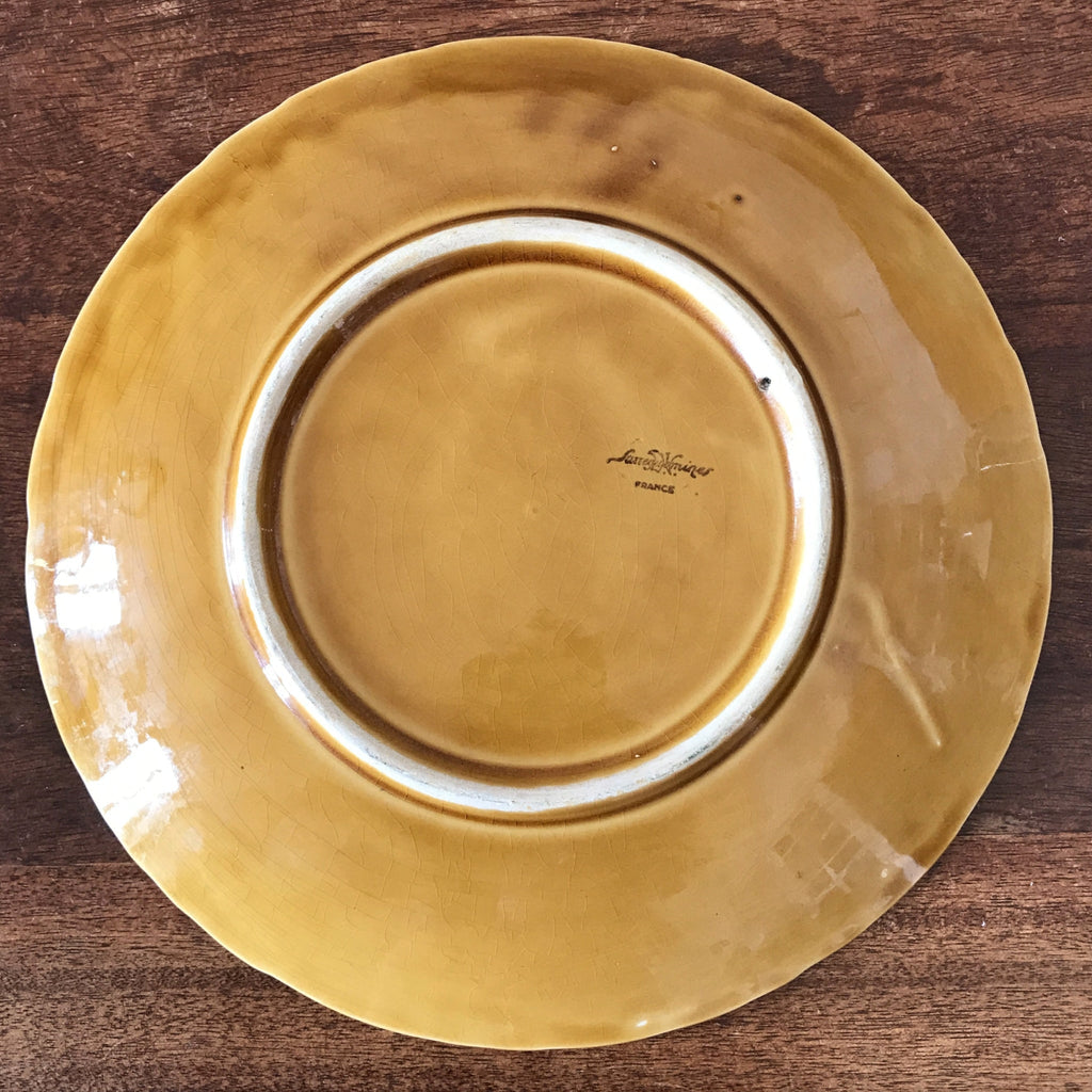 Plat de service Sarreguemines en barbotine décor fruits diamètre de 30 cm par Hello Broc brocante en ligne