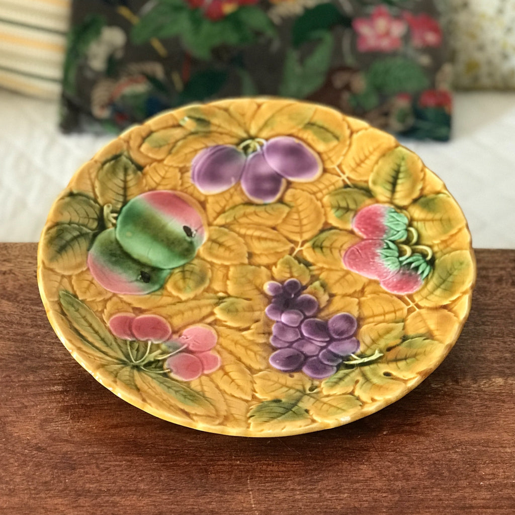 Plat de service Sarreguemines en barbotine décor fruits diamètre de 30 cm par Hello Broc brocante en ligne
