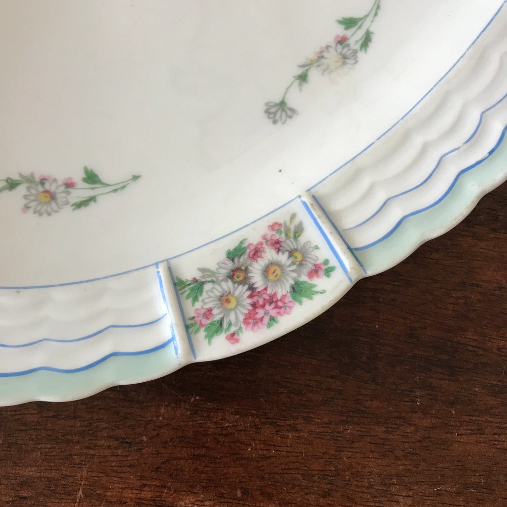 Plat de service ovale en porcelaine de Limoges Lanternier décor fleurs et bleu par Hello Broc brocante en ligne