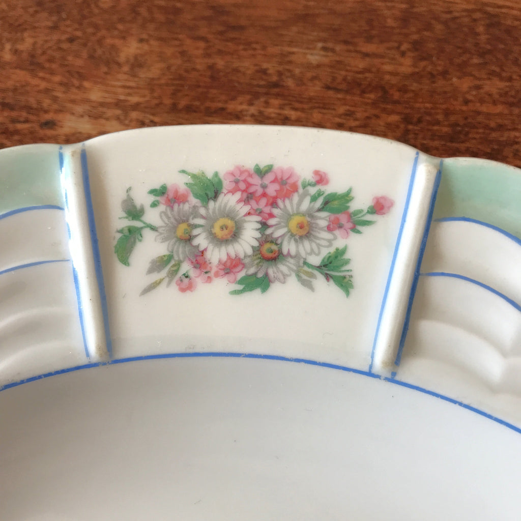 Plat de service rond en porcelaine de Limoges Lanternier décor fleurs et bleu diamètre de 33 cm par Hello Broc brocante en ligne