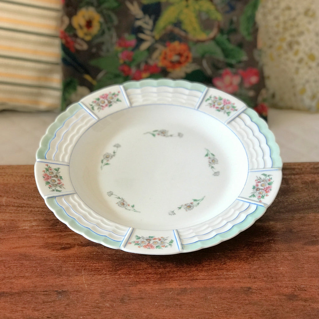 Plat de service rond en porcelaine de Limoges Lanternier décor fleurs et bleu diamètre de 33 cm par Hello Broc brocante en ligne