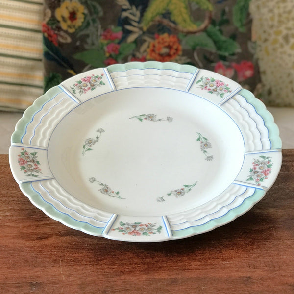Plat de service rond en porcelaine de Limoges Lanternier décor fleurs et bleu diamètre de 33 cm par Hello Broc brocante en ligne
