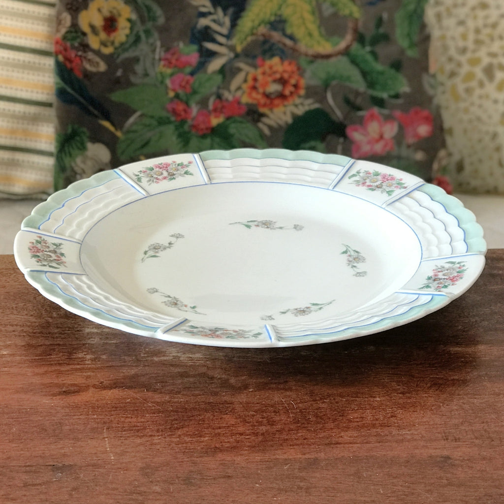 Plat de service rond en porcelaine de Limoges Lanternier décor fleurs et bleu diamètre de 33 cm par Hello Broc brocante en ligne