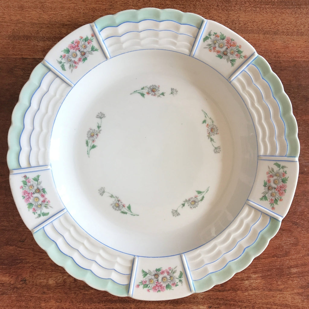 Plat de service rond en porcelaine de Limoges Lanternier décor fleurs et bleu diamètre de 33 cm par Hello Broc brocante en ligne