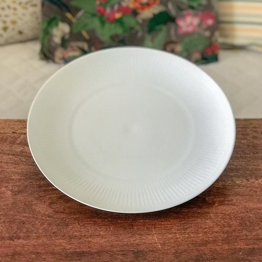 Plat rond de service blanc en faïence fine Bareuther Waldsassen diamètre 29 cm par Hello Broc brocante en ligne