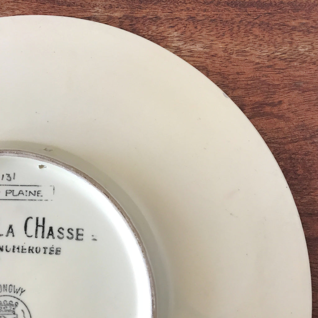 Grand plat de service rond Atelier d'Art Longwy Série La Chasse La Plaine par Hello Broc brocante en ligne