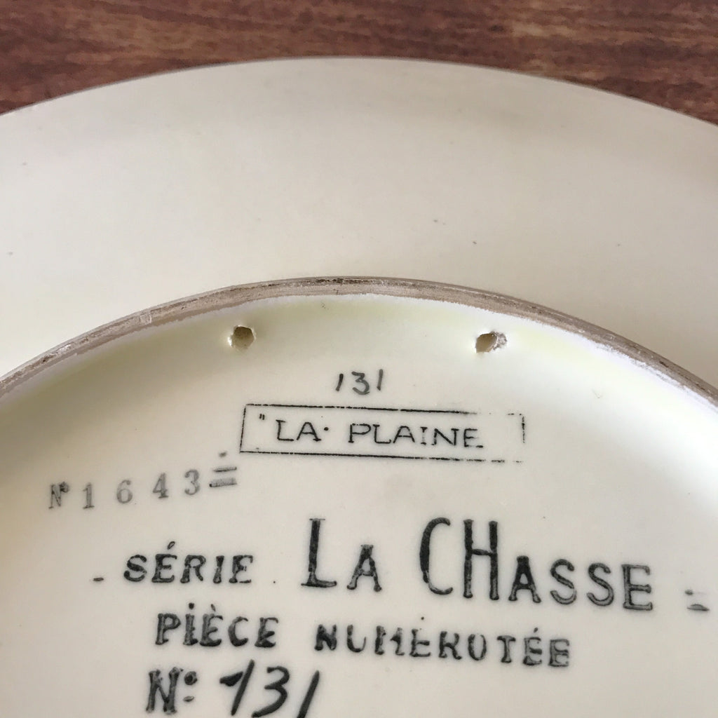 Grand plat de service rond Atelier d'Art Longwy Série La Chasse La Plaine par Hello Broc brocante en ligne