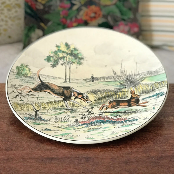 Grand plat de service rond Atelier d'Art Longwy Série La Chasse La Plaine par Hello Broc brocante en ligne