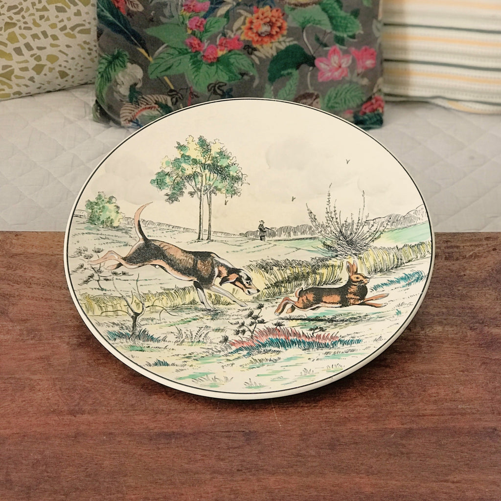 Grand plat de service rond Atelier d'Art Longwy Série La Chasse La Plaine par Hello Broc brocante en ligne