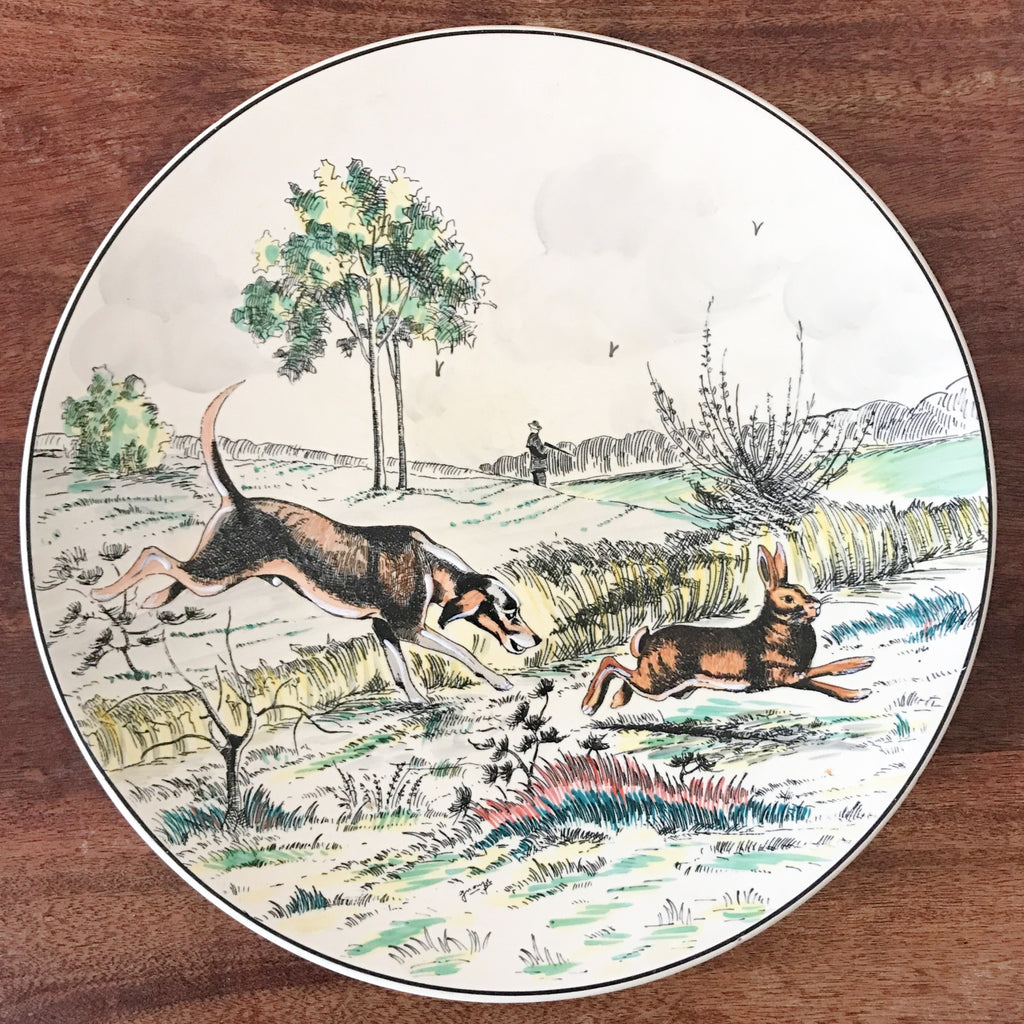 Grand plat de service rond Atelier d'Art Longwy Série La Chasse La Plaine par Hello Broc brocante en ligne