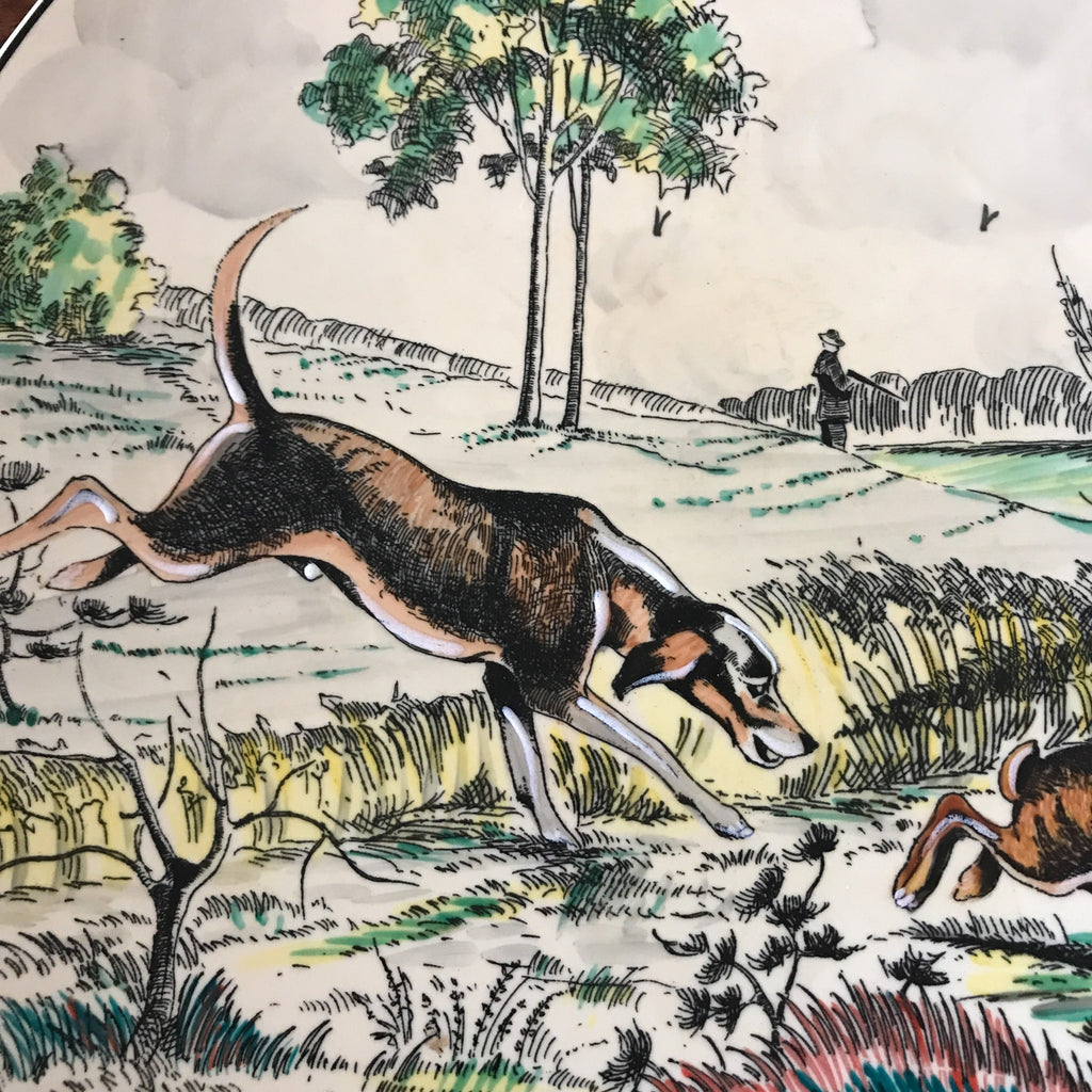 Grand plat de service rond Atelier d'Art Longwy Série La Chasse La Plaine par Hello Broc brocante en ligne