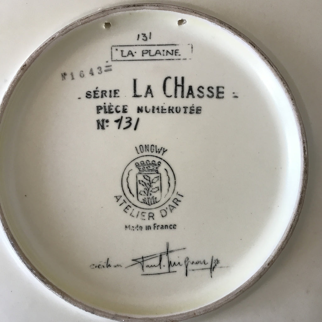 Grand plat de service rond Atelier d'Art Longwy Série La Chasse La Plaine par Hello Broc brocante en ligne