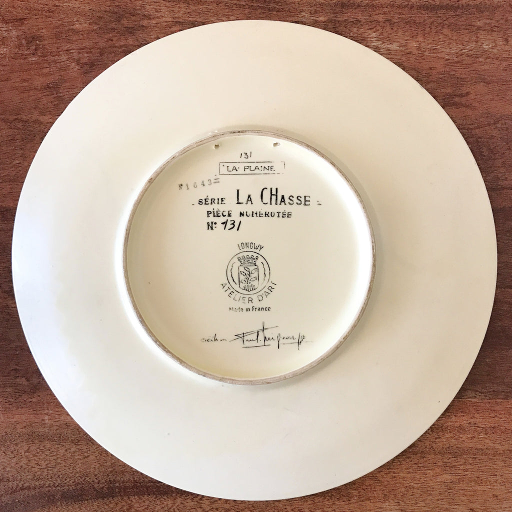 Grand plat de service rond Atelier d'Art Longwy Série La Chasse La Plaine par Hello Broc brocante en ligne