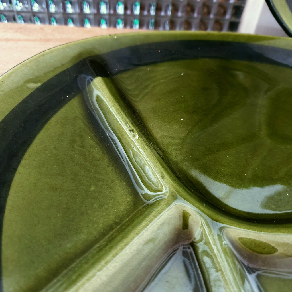Lot de 3 assiettes à fondue vintage de Niderviller émaillées vert kaki bordure noire par Hello Broc brocante en ligne