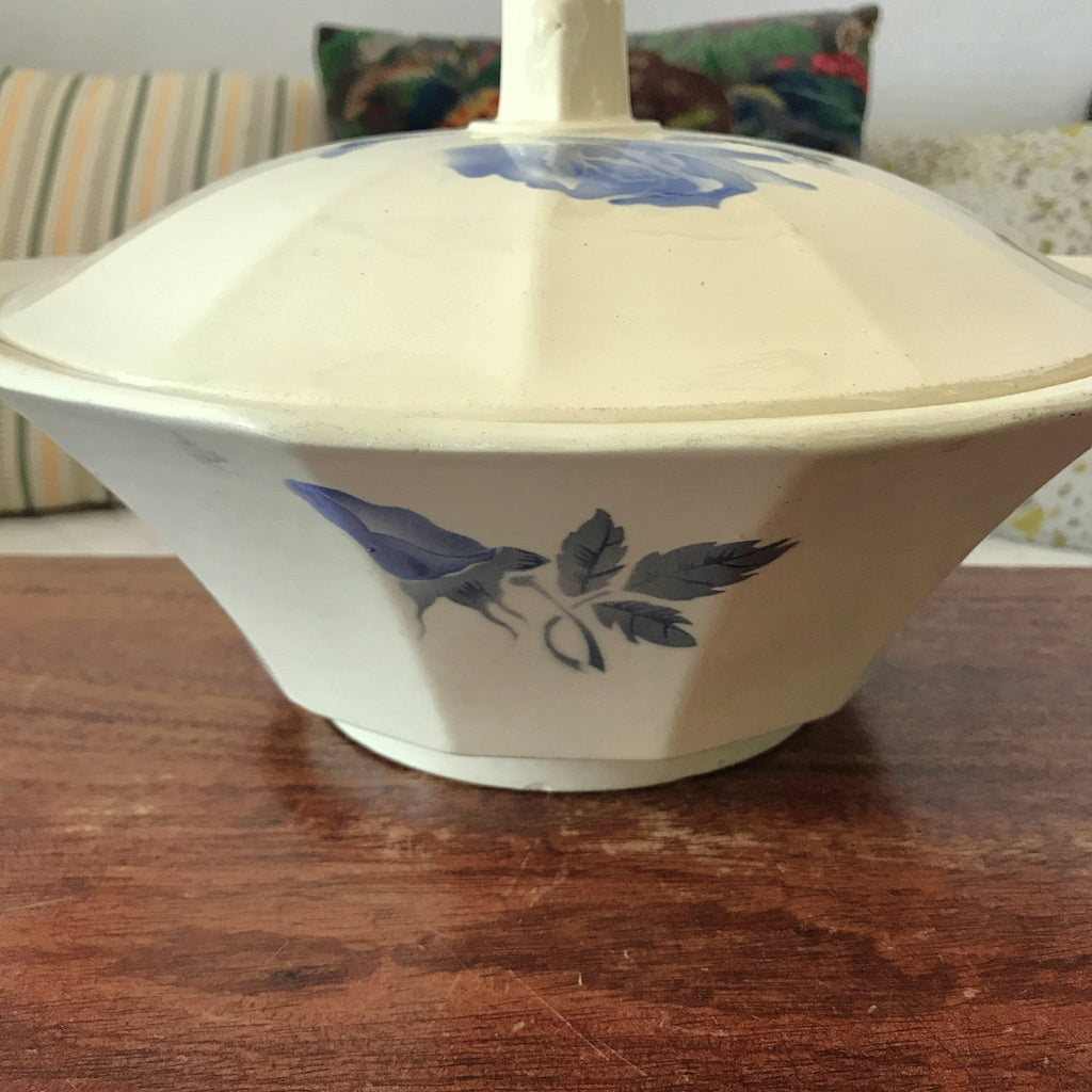 Soupière Art Déco avec couvercle Digoin Sarreguemines décor à la rose bleue par Hello Broc brocante en ligne