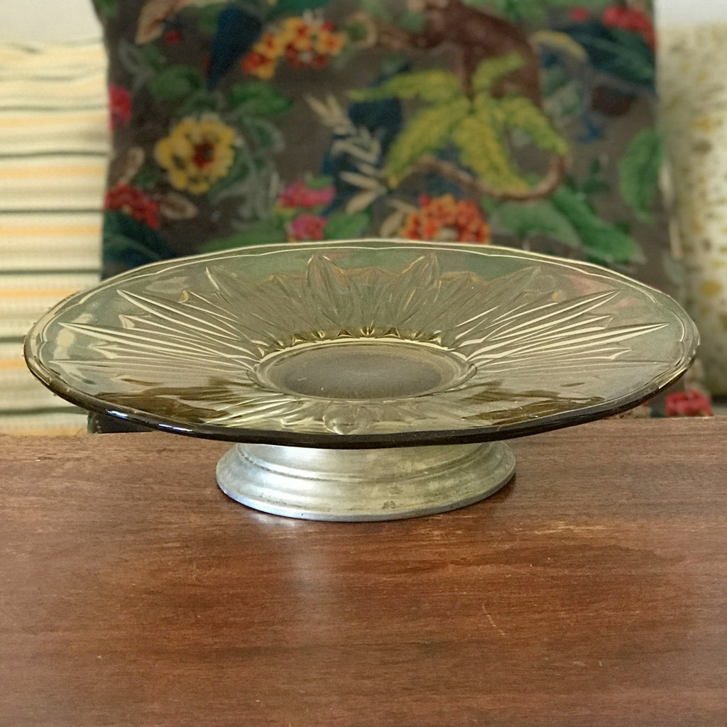 Grand présentoir à gâteau Art Déco en verre moulé jaune sur pied diamètre 31 cm par Hello Broc brocante en ligne