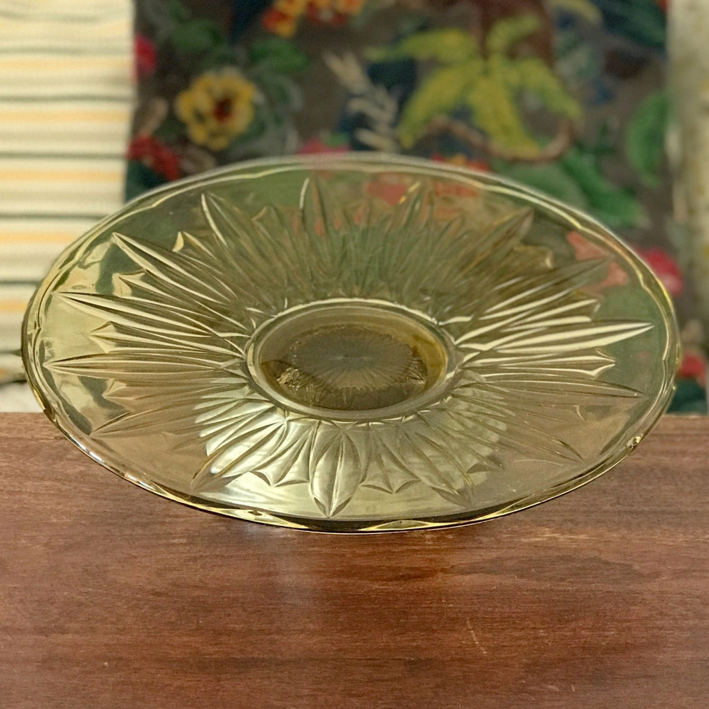 Grand présentoir à gâteau Art Déco en verre moulé jaune sur pied diamètre 31 cm par Hello Broc brocante en ligne