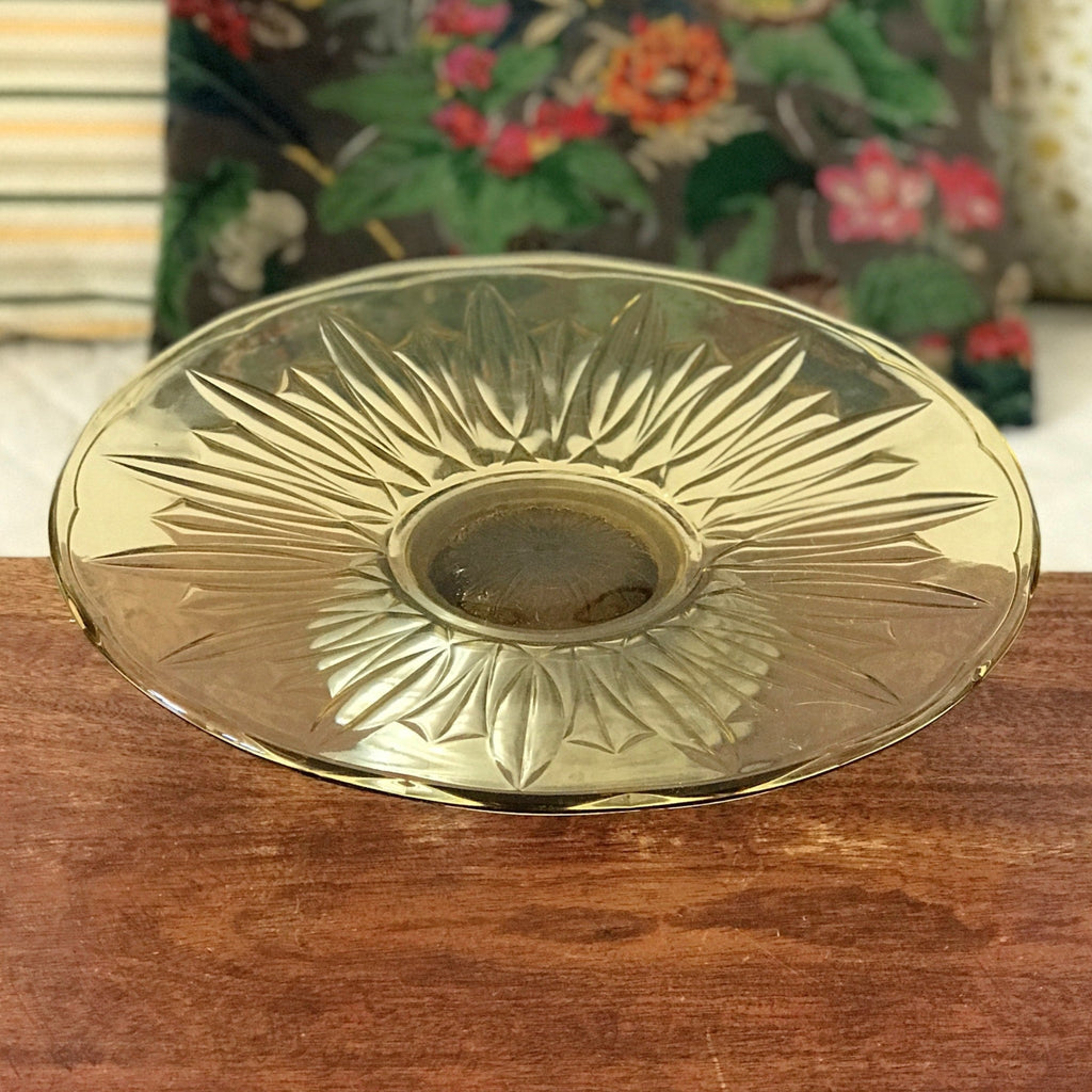 Grand présentoir à gâteau Art Déco en verre moulé jaune sur pied diamètre 31 cm par Hello Broc brocante en ligne