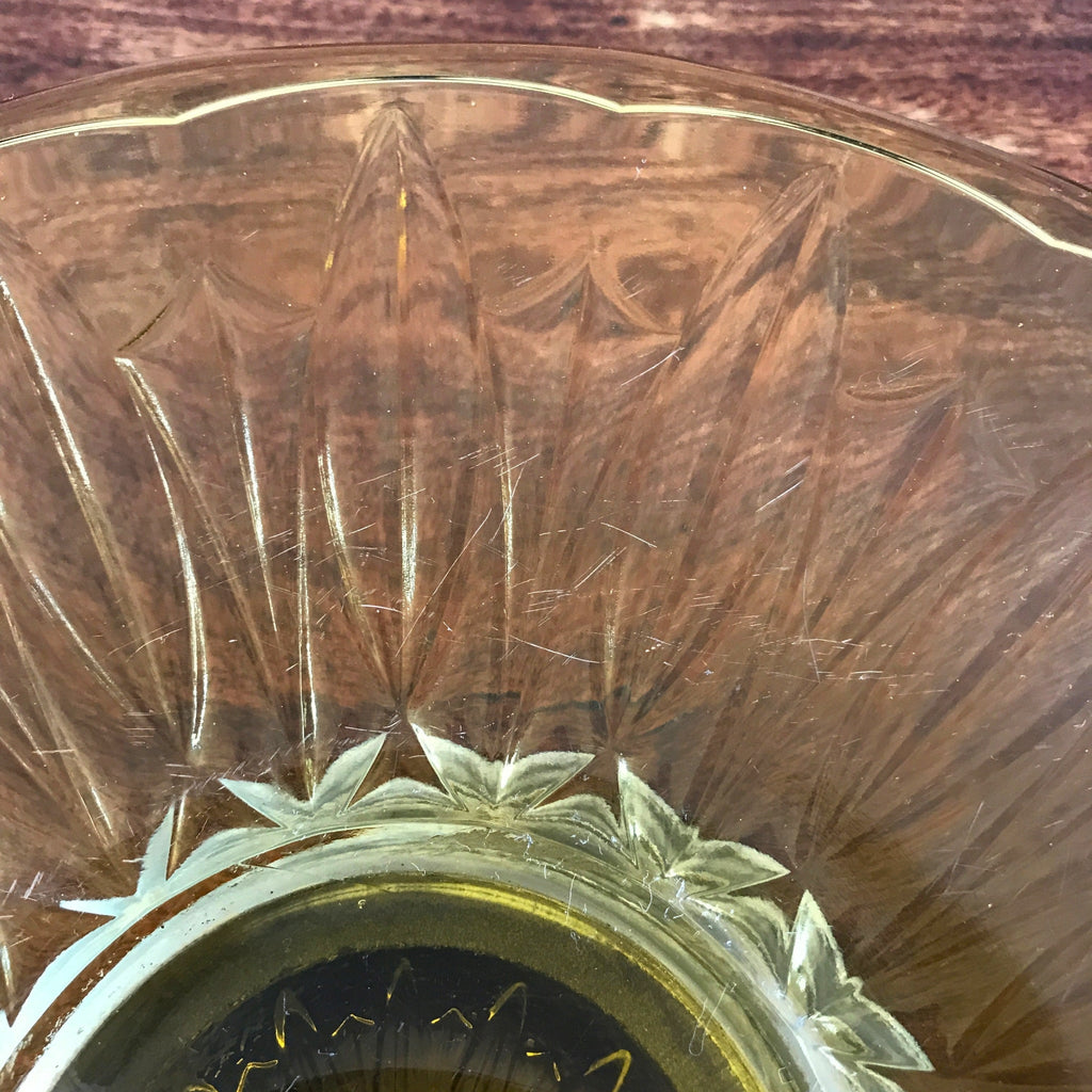 Grand présentoir à gâteau Art Déco en verre moulé jaune sur pied diamètre 31 cm par Hello Broc brocante en ligne