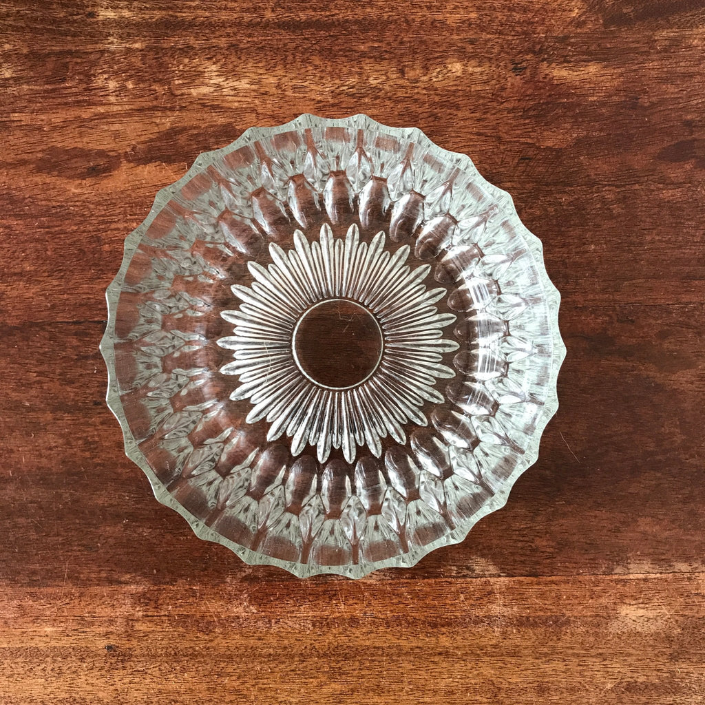 Service à fruits en verre moulé composé d'un saladier et de 4 coupelles coordonnées par Hello Broc brocante en ligne