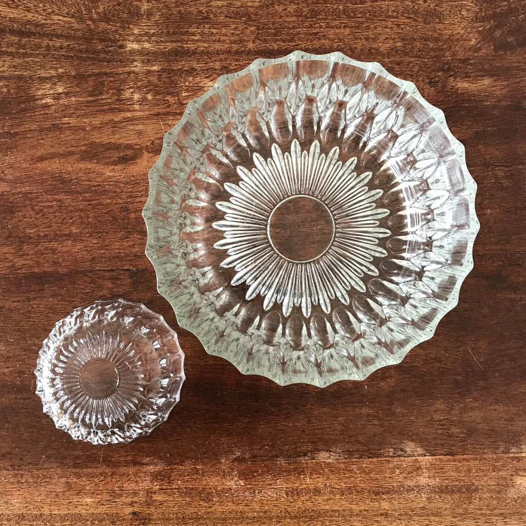 Service à fruits en verre moulé composé d'un saladier et de 4 coupelles coordonnées par Hello Broc brocante en ligne
