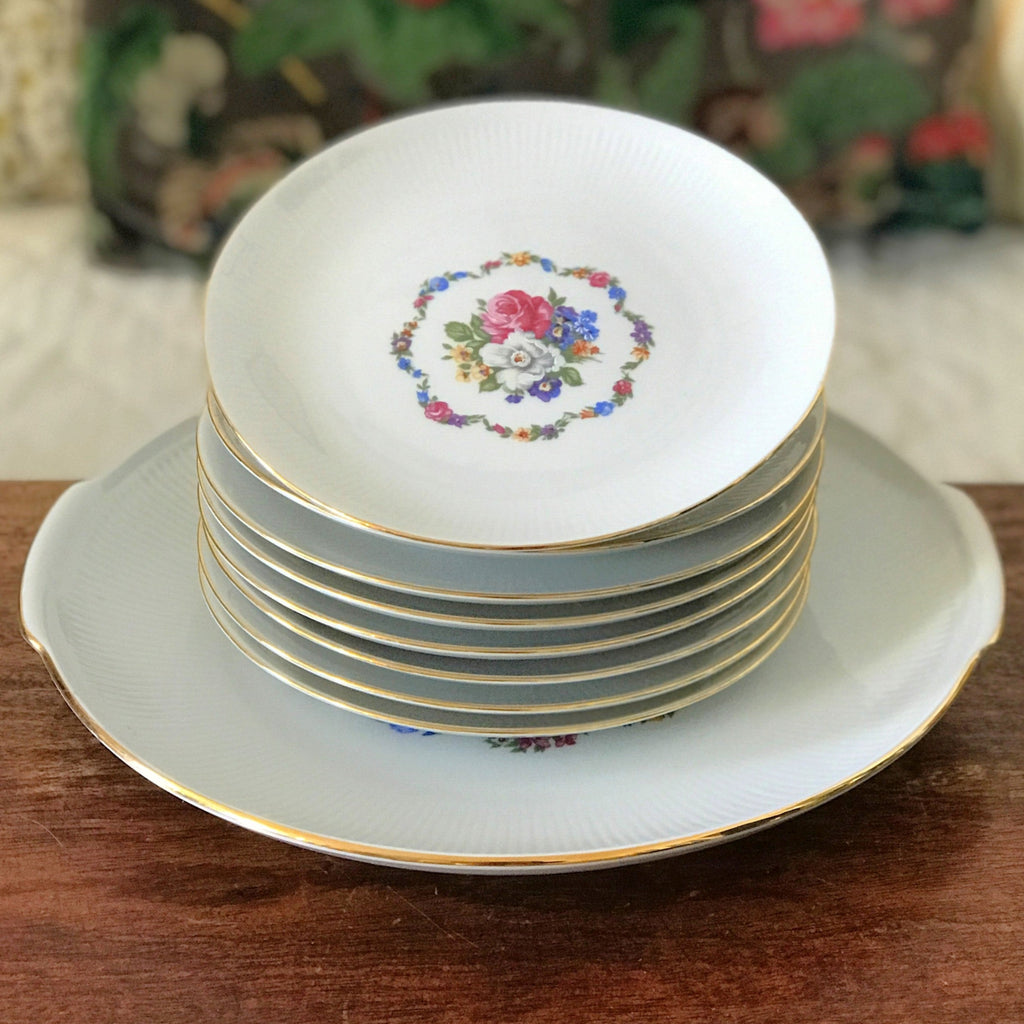 Ensemble service à tarte en porcelaine de Bavière Winterling : plat à tarte et 8 assiettes à dessert par Hello Broc brocante en ligne